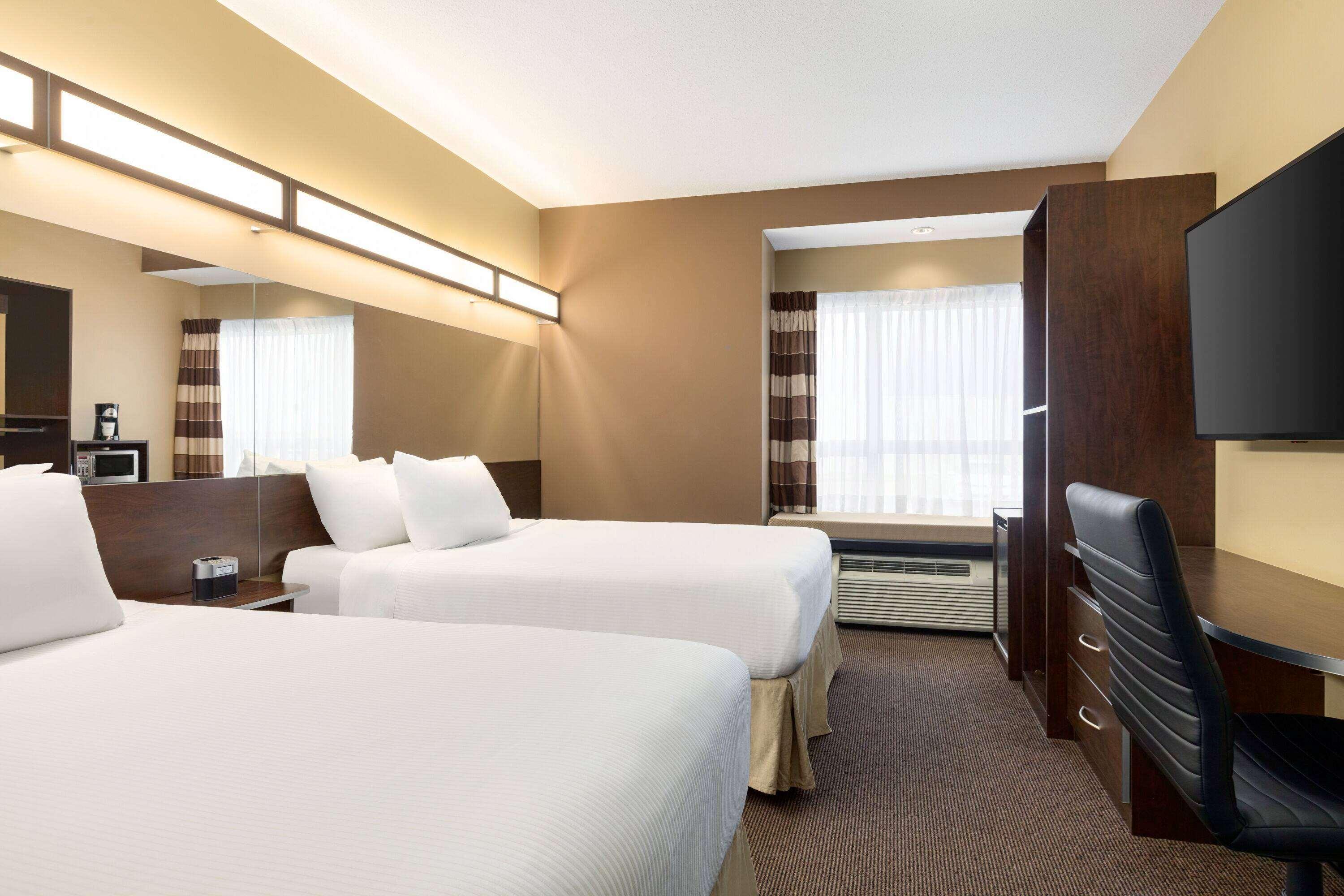 Microtel Inn & Suites By Wyndham Estevan Екстер'єр фото