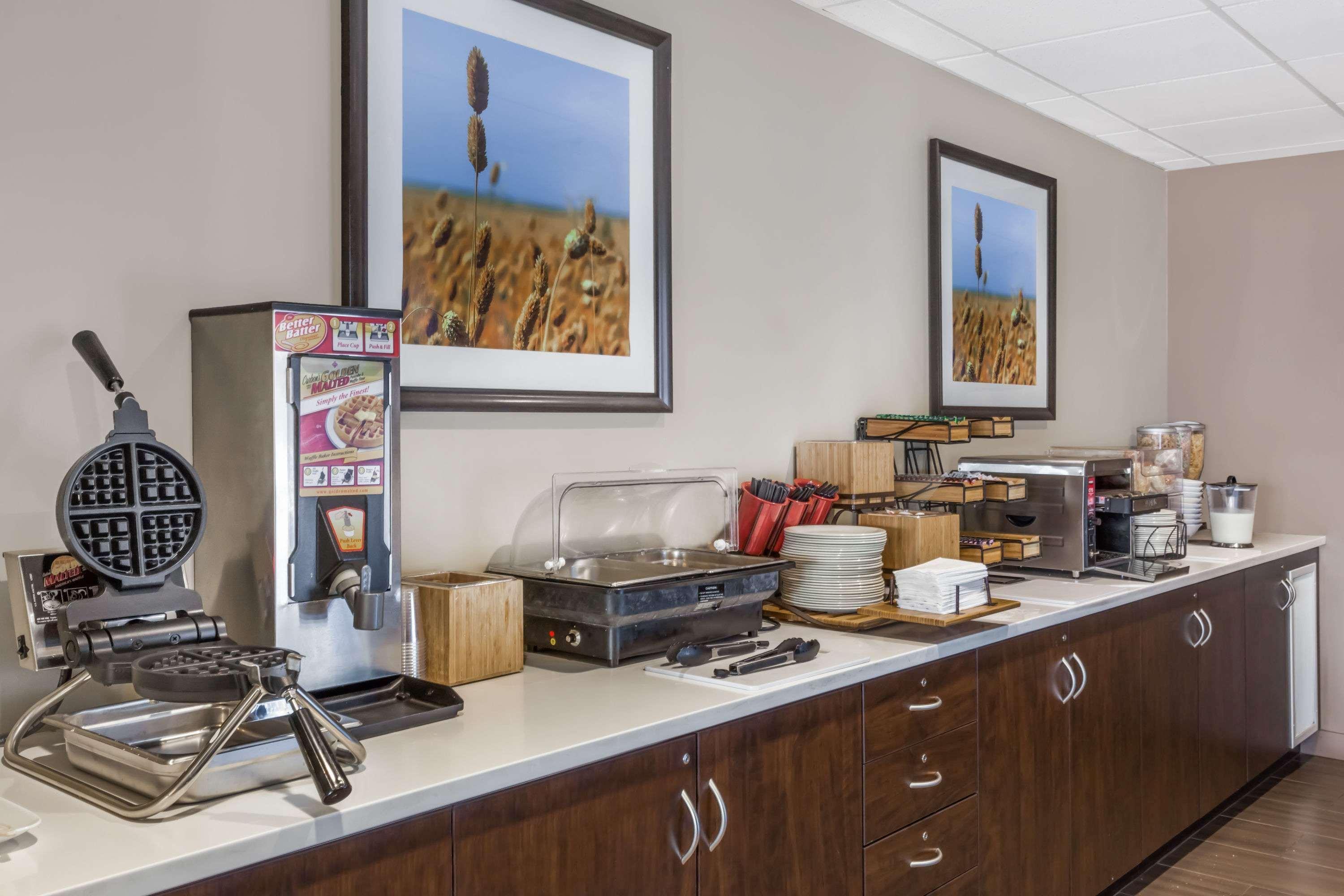 Microtel Inn & Suites By Wyndham Estevan Екстер'єр фото