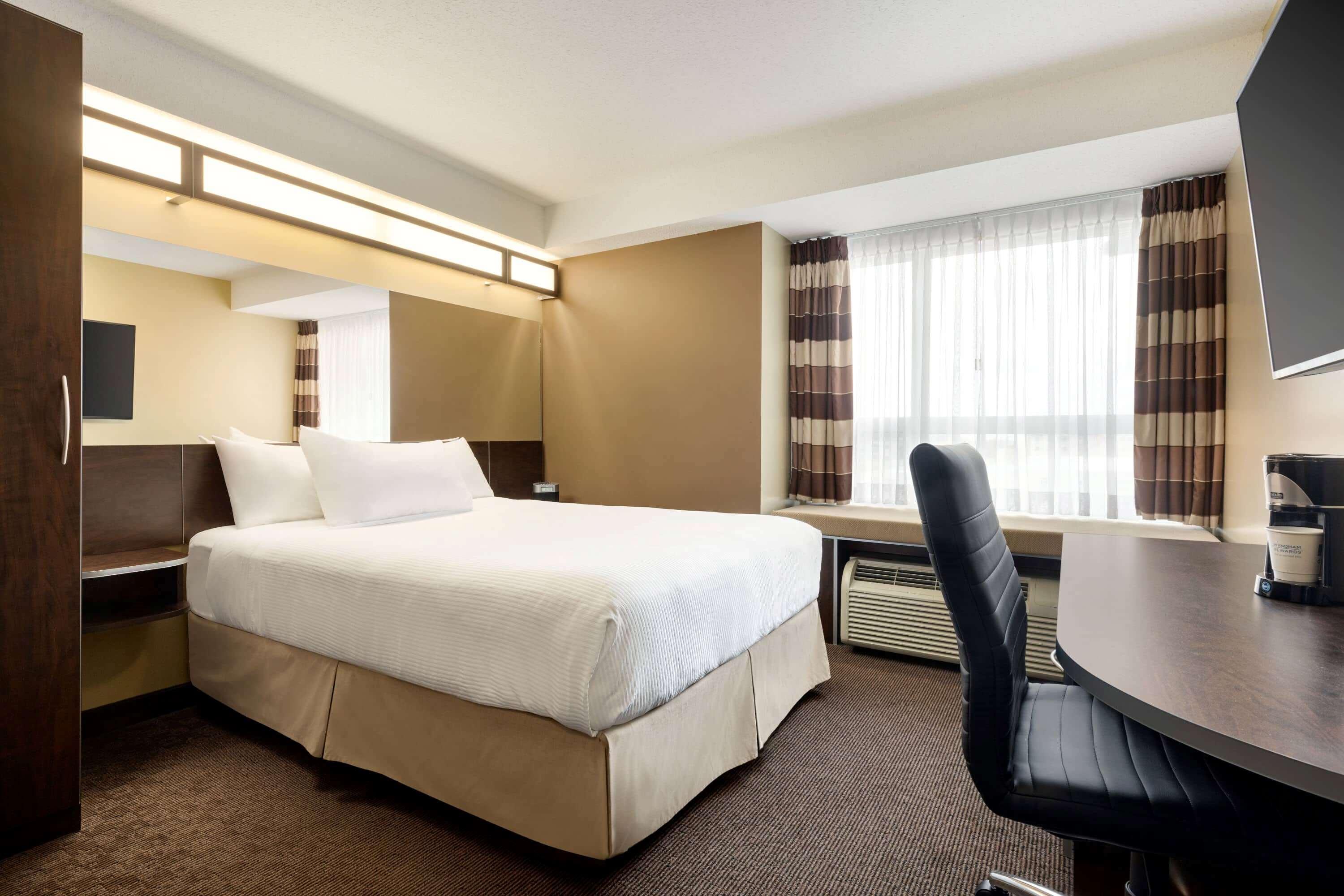 Microtel Inn & Suites By Wyndham Estevan Екстер'єр фото