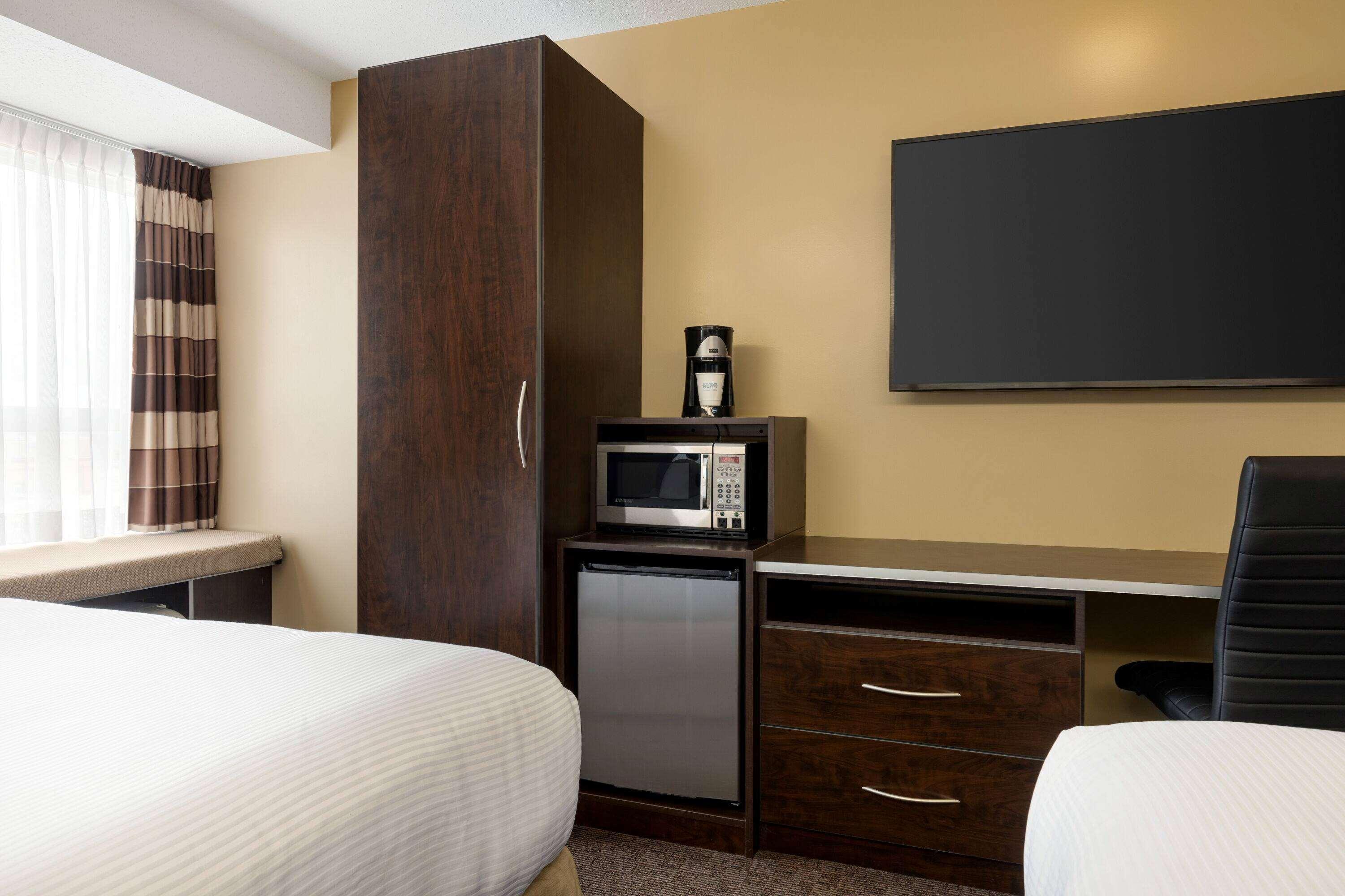 Microtel Inn & Suites By Wyndham Estevan Екстер'єр фото