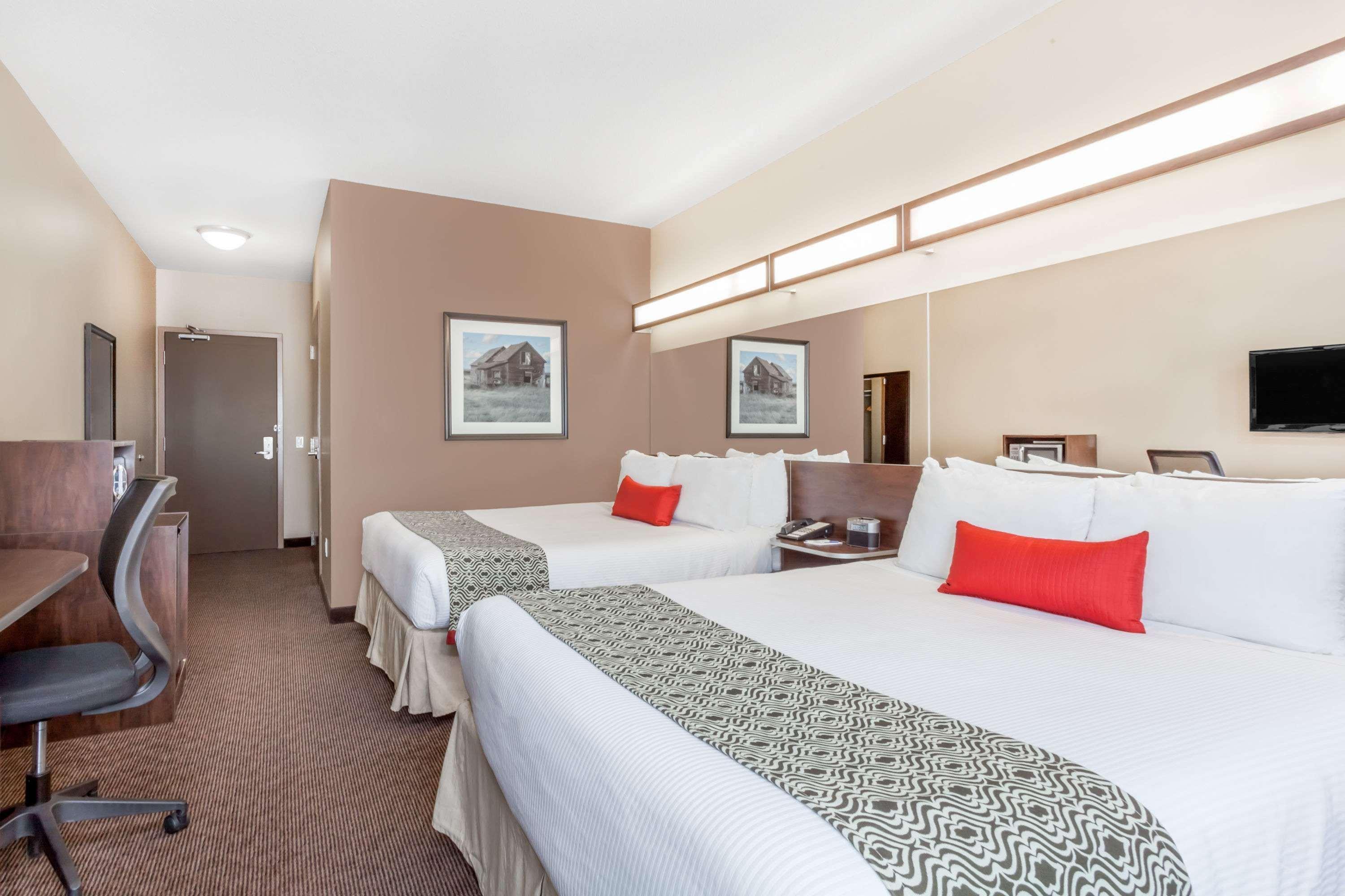 Microtel Inn & Suites By Wyndham Estevan Екстер'єр фото