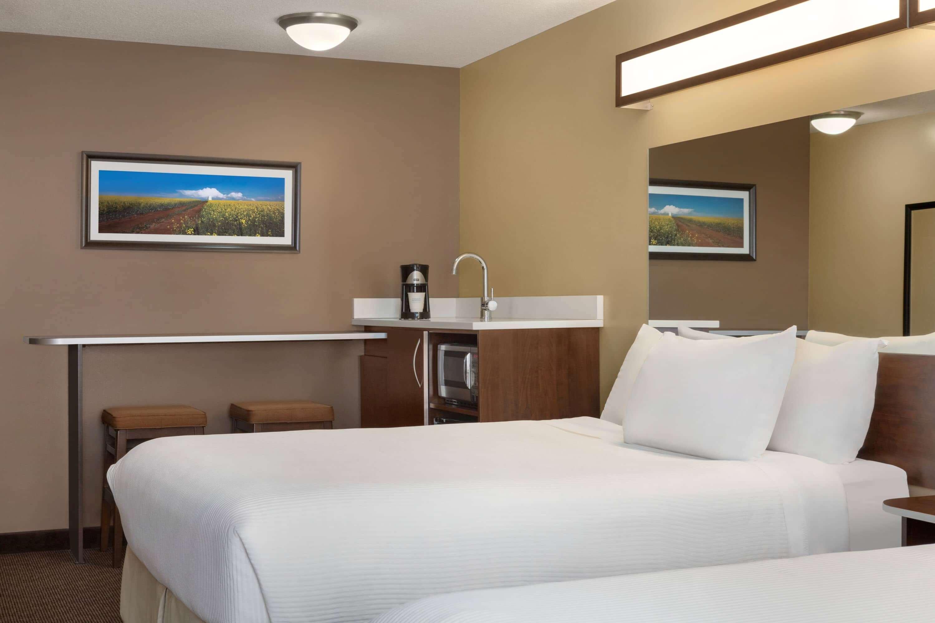Microtel Inn & Suites By Wyndham Estevan Екстер'єр фото