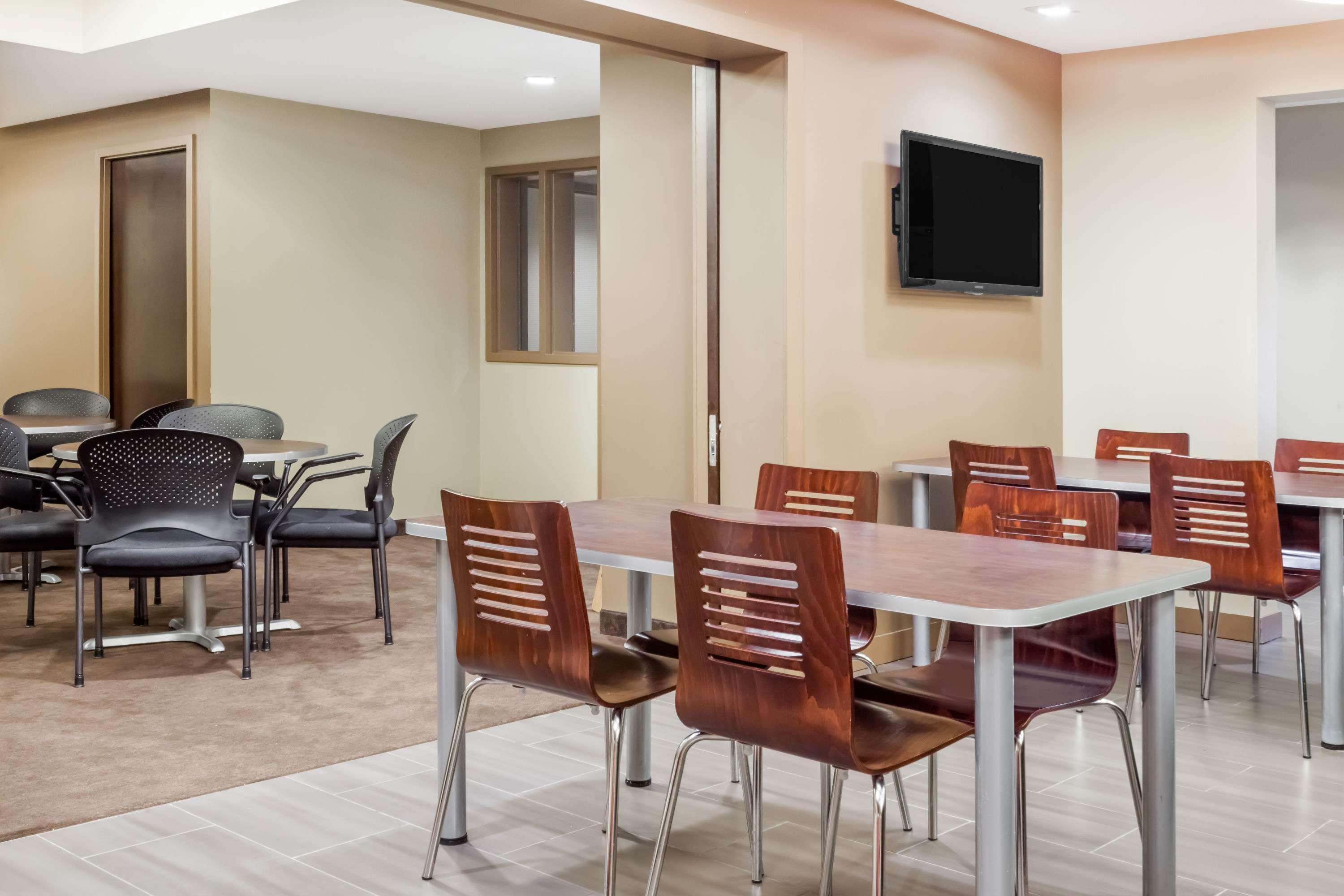 Microtel Inn & Suites By Wyndham Estevan Екстер'єр фото
