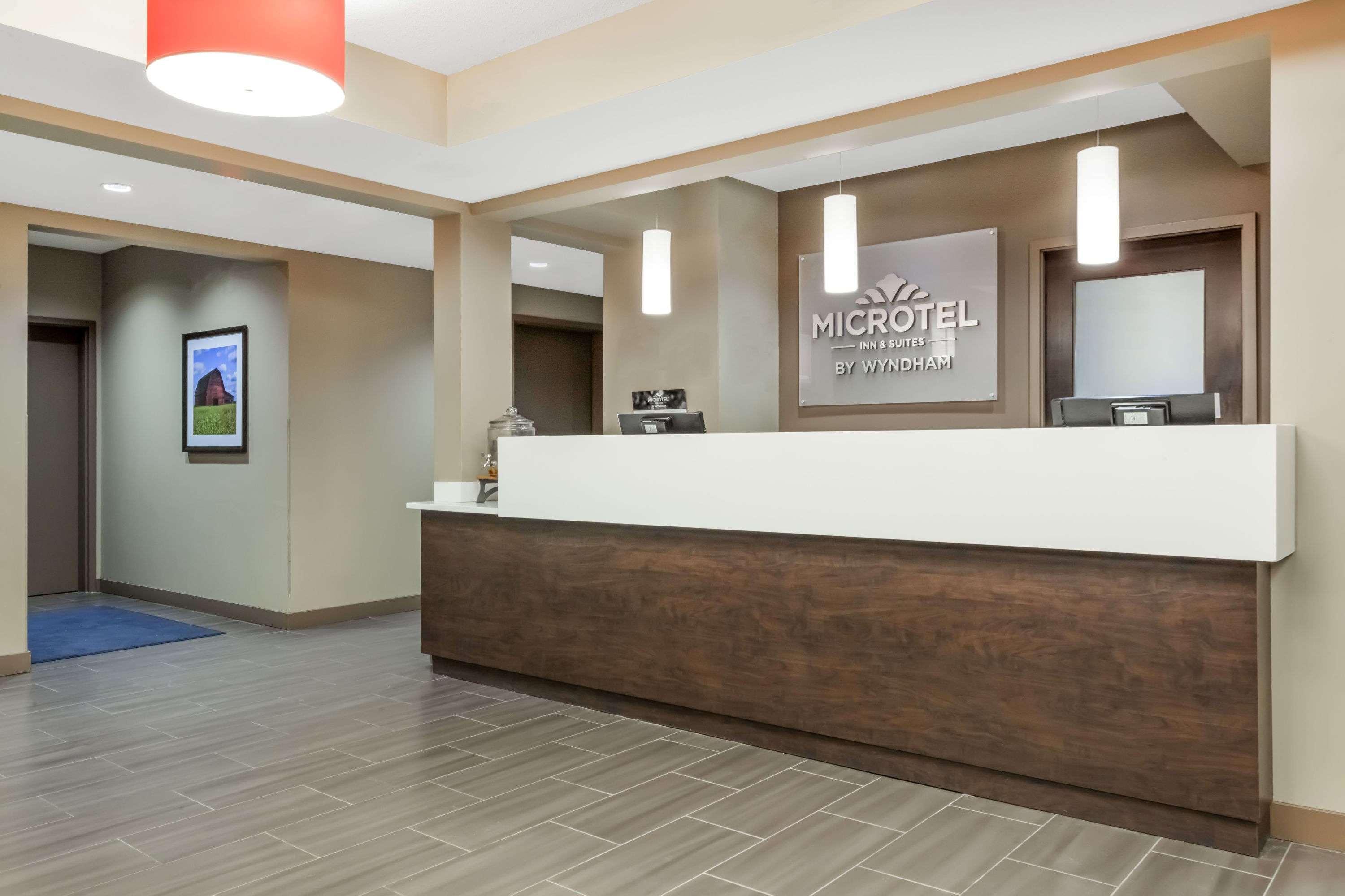 Microtel Inn & Suites By Wyndham Estevan Екстер'єр фото