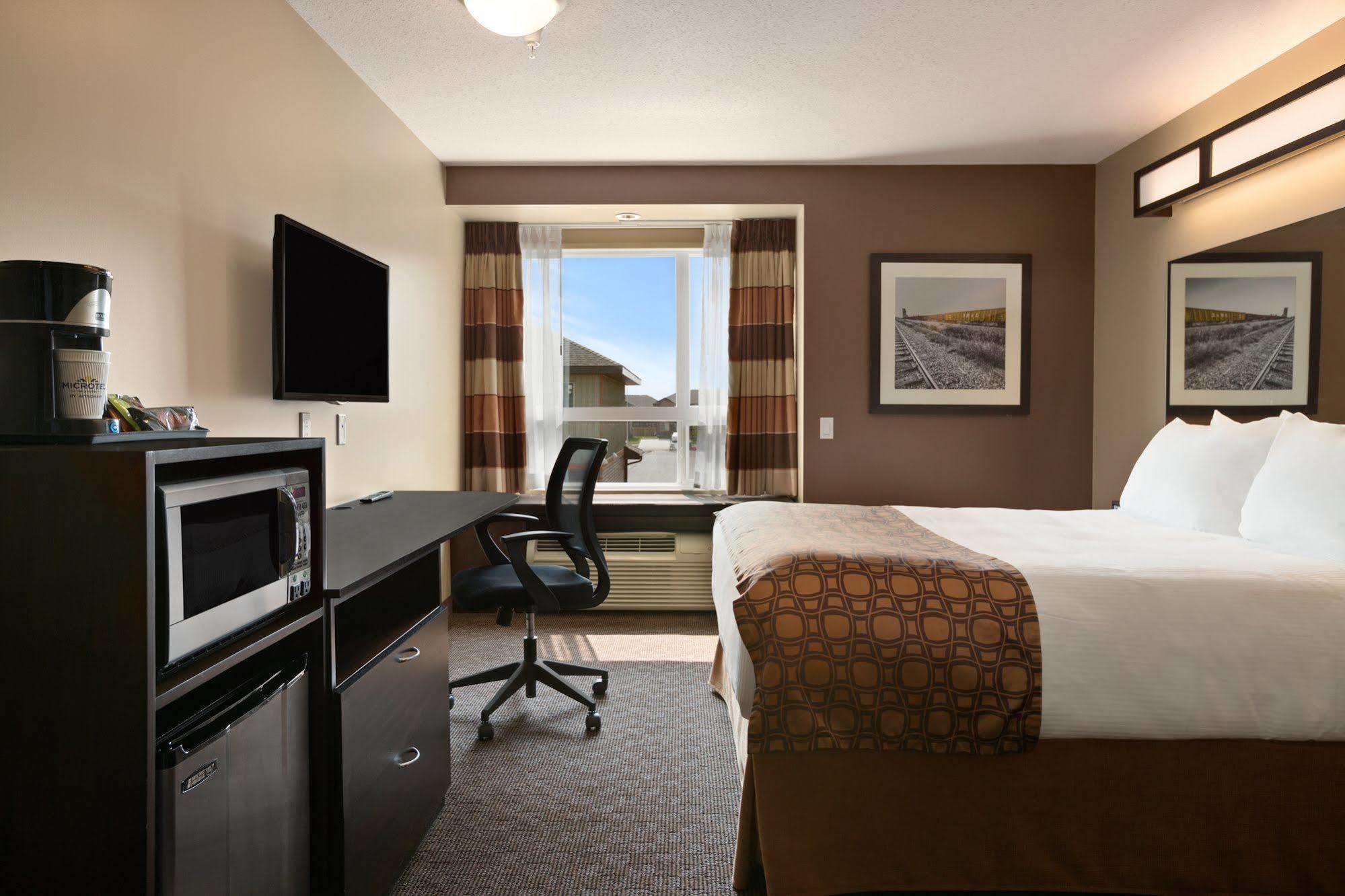 Microtel Inn & Suites By Wyndham Estevan Екстер'єр фото