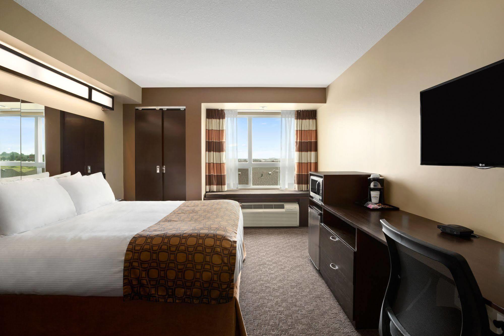 Microtel Inn & Suites By Wyndham Estevan Екстер'єр фото