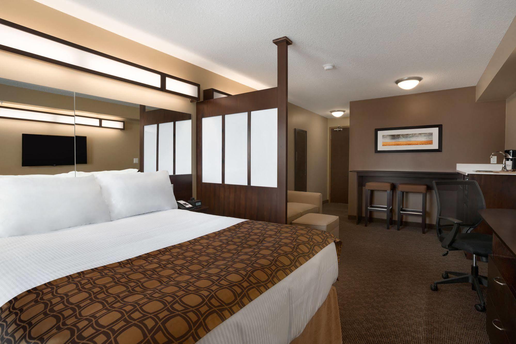 Microtel Inn & Suites By Wyndham Estevan Екстер'єр фото