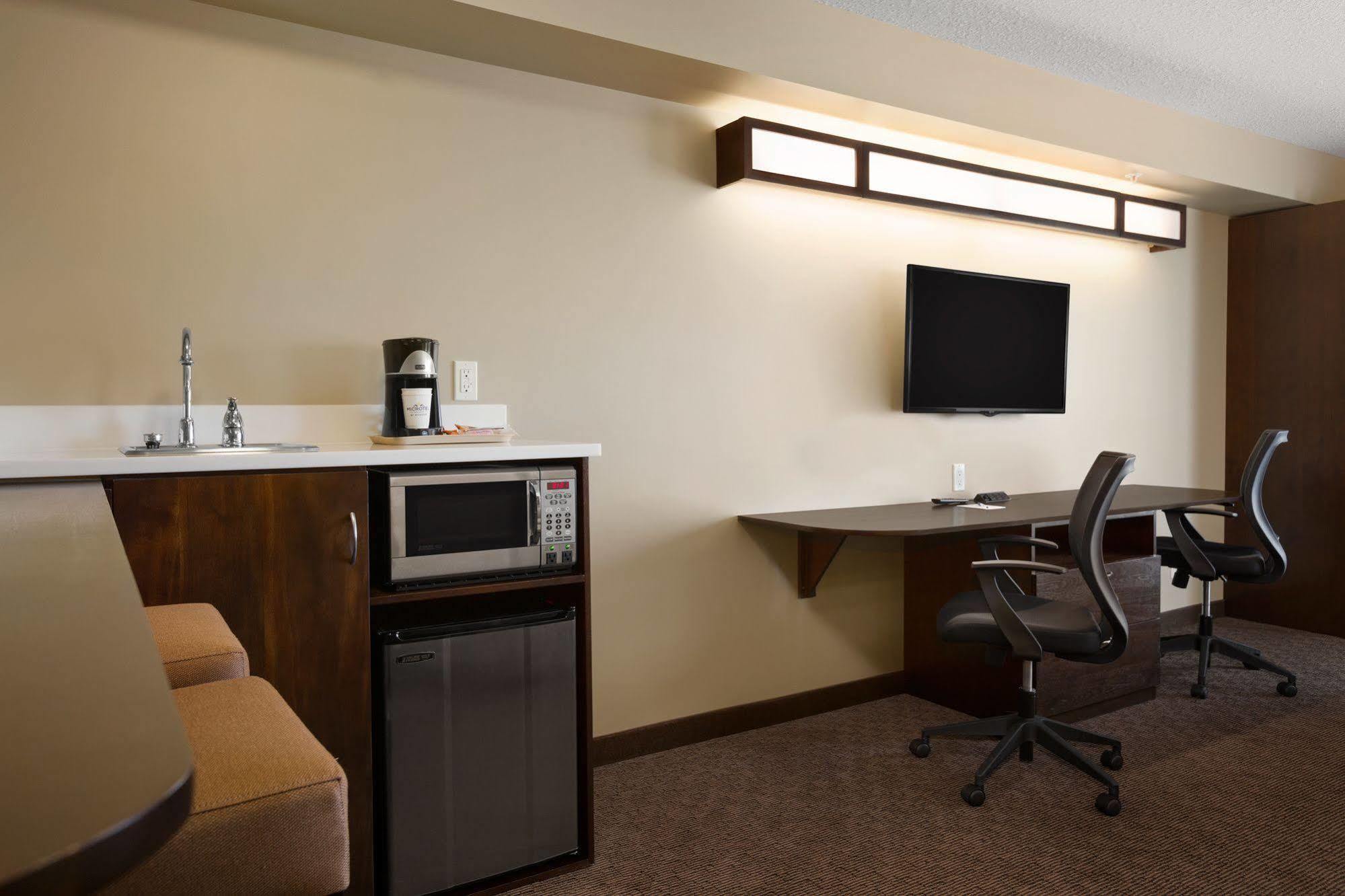 Microtel Inn & Suites By Wyndham Estevan Екстер'єр фото